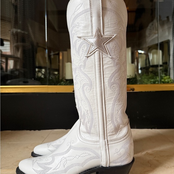 NIB Lucchese Gina White Boot size 7 B
$795 - Picture 3 of 11